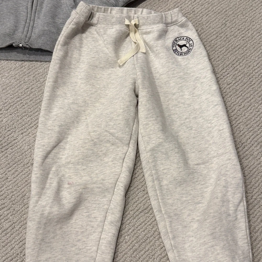 The black dog Martha’s Vineyard sweatshirt and sweatpants - Picture 3 of 8